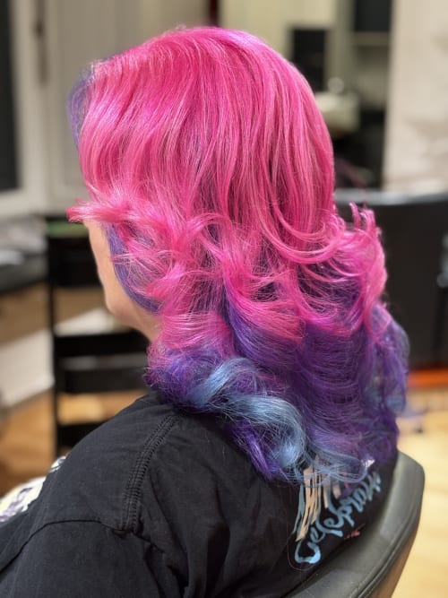 Frisuren-Bild von Alexander Kaiser auf hairinspo: frau, kopfhaar, wellig, lang, stufenschnitt, mehrfarbig, tönung, blondierung, violett, pink