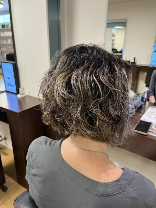 Frisuren-Bild von Jessica Lüthi auf hairinspo: frau, kopfhaar, wellig, kurz, stufenschnitt, waves, mehrfarbig, mêches, lowlights, braun, aschblond