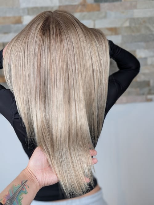 Frisuren-Bild von Alexander Hauser auf hairinspo: frau, kopfhaar, glatt, lang, mittelscheitel, einfarbig, airtouch, hellblond