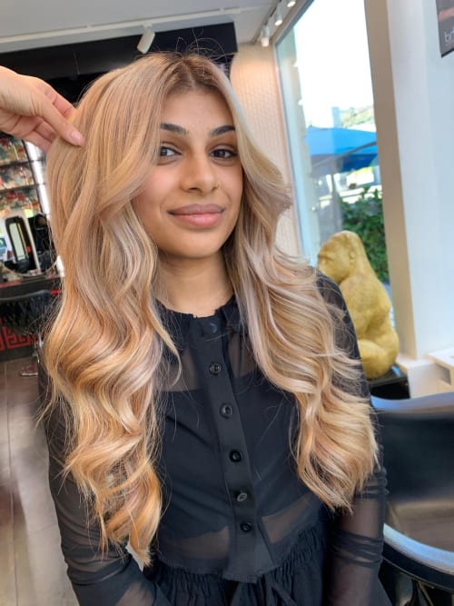 Frisuren-Bild von Hanni Nguyen auf hairinspo: frau, kopfhaar, wellig, lang, mittelscheitel, einfarbig, babylights, blond