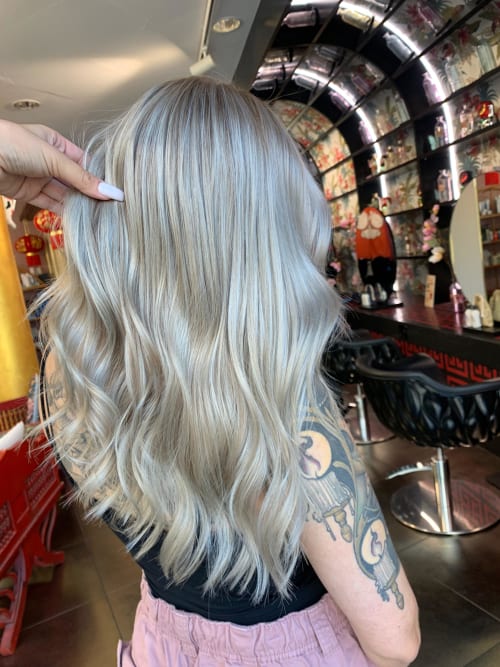 Frisuren-Bild von Hanni Nguyen auf hairinspo: frau, kopfhaar, glatt, lang, mittelscheitel, einfarbig, mêches, blond