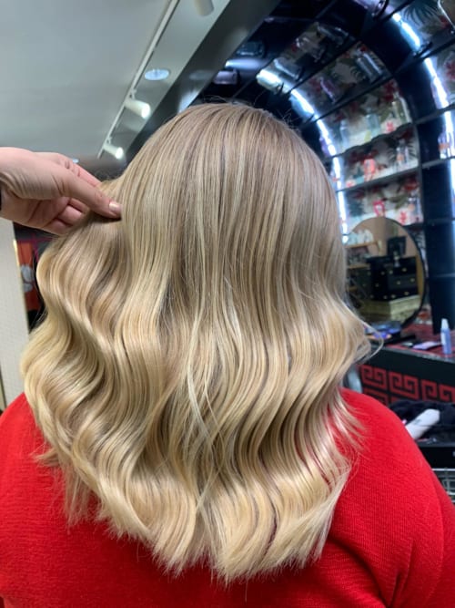 Frisuren-Bild von Hanni Nguyen auf hairinspo: frau, kopfhaar, wellig, lang, beachwaves, einfarbig, mêches, blond