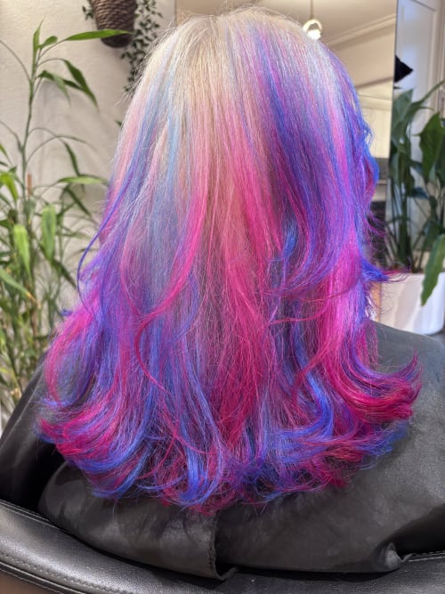Frisuren-Bild von Alexander Kaiser auf hairinspo: unisex, kopfhaar, glatt, schulterlang, seitenscheitel, mehrfarbig, tönung, mêches, blondierung, blond, blau, pink