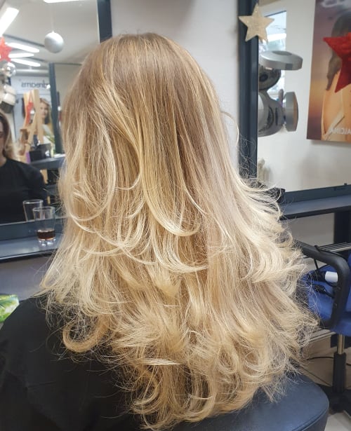 Frisuren-Bild von Sandra Siciliano auf hairinspo: frau, kopfhaar, glatt, lang, stufenschnitt, einfarbig, mêches, hellblond