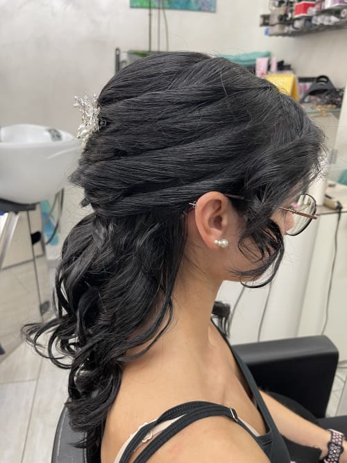 Frisuren-Bild von Coiffeur Anna auf hairinspo: frau, kopfhaar, wellig, schulterlang, brautfrisur, hochsteckfrisur, einfarbig, tönung, dunkelbraun
