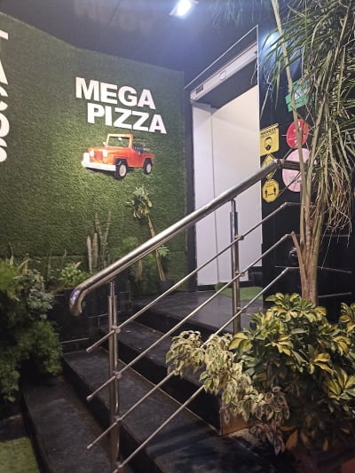 Mega Pizza Dely Ibrahim