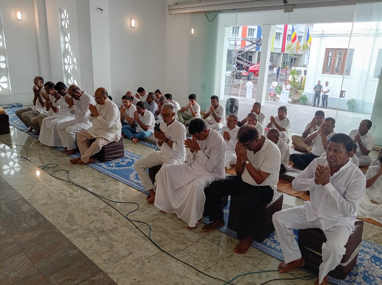 ආනන්ද විහාර මන්දිරයේදී විශේෂ මල් සහ ගිලන්පස පූජාවක්