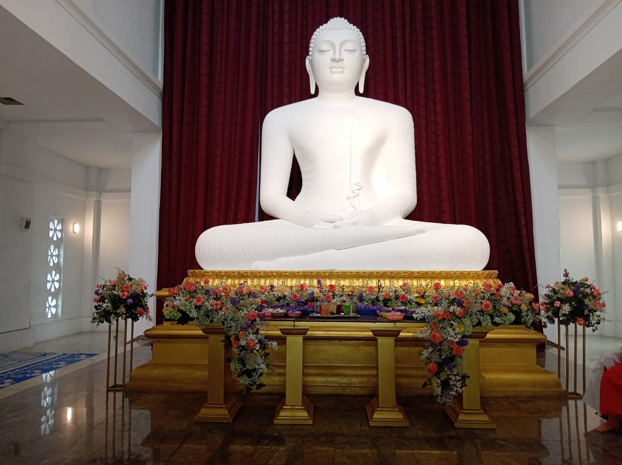 ආනන්ද විහාර මන්දිරයේදී විශේෂ මල් සහ ගිලන්පස පූජාව