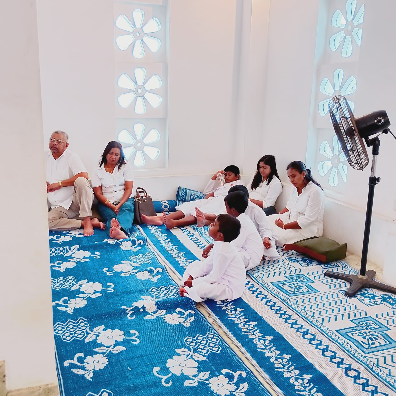 ආනන්ද විහාර මන්දිරයේදී විශේෂ මල් සහ ගිලන්පස පූජාව