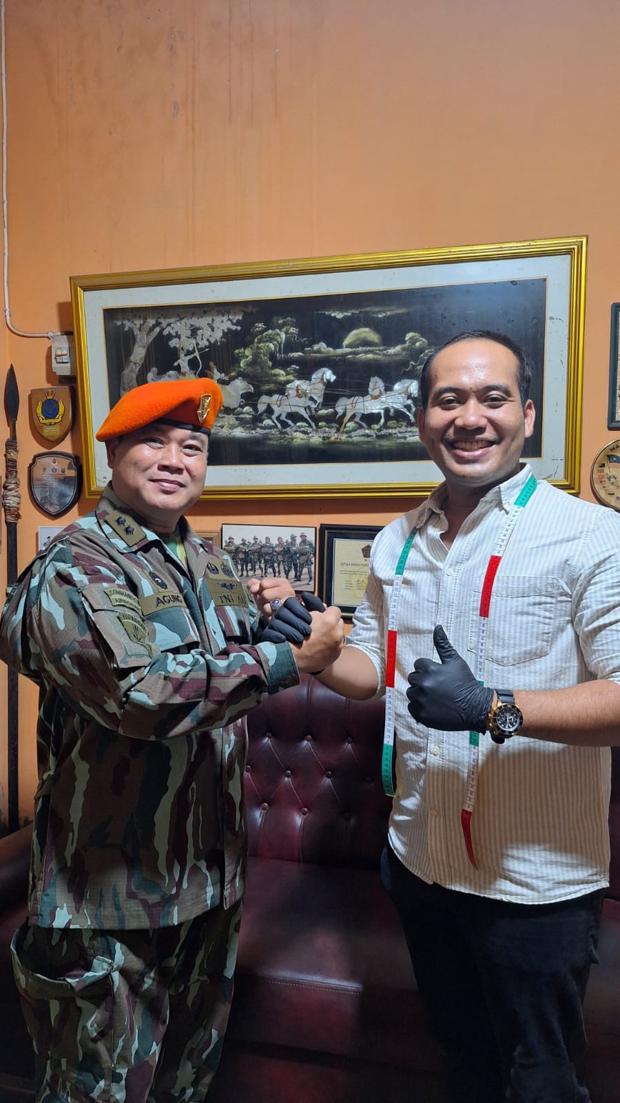LUVARÉN bersama Letnan Kol. Agung TNI AU – seragam militer premium