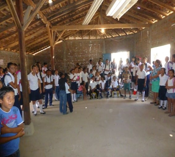 Students for Las Pilas say goodbye to the dental team