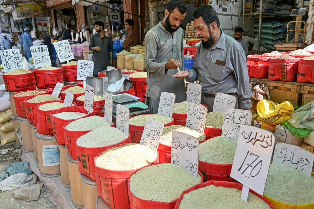 Pakistan Rice Exports Slump 40% as India’s Return Erodes Pricing