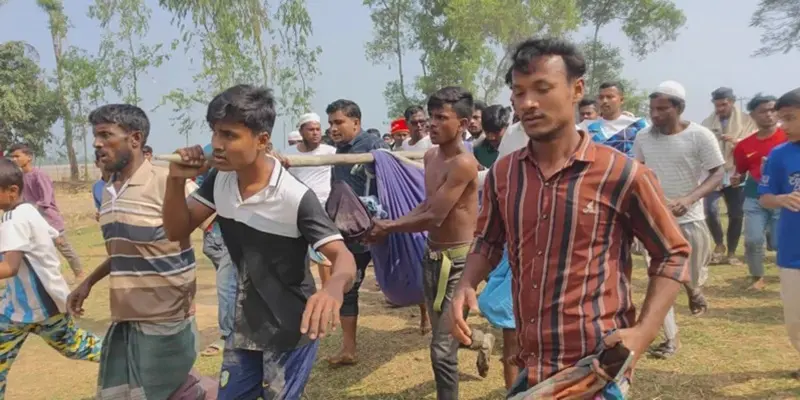 Arakan Army’s Landmine Blast Injures Bangladeshi Fisherman at Teknaf Border, Locals Block Road in Protest