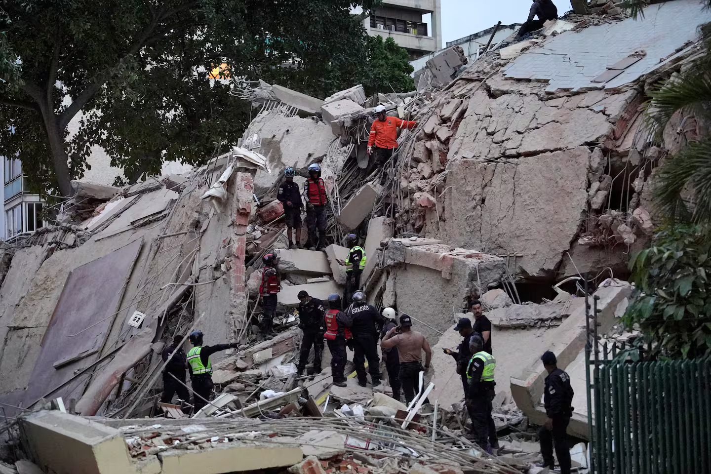 Twin Earthquakes Kill 32 in Venezuela, Leave 700 Injured and Widespread Destruction