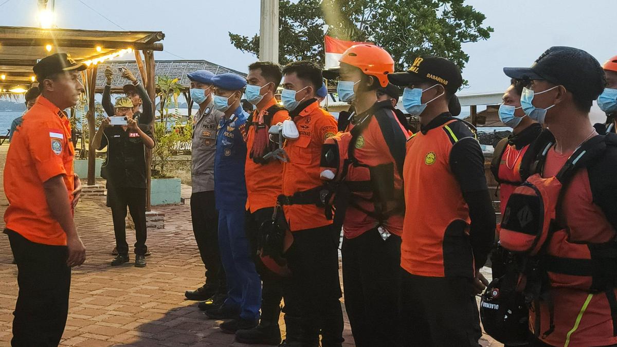 Indonesia Searches for 5 Journalists Missing Near Anak Krakatau volcano