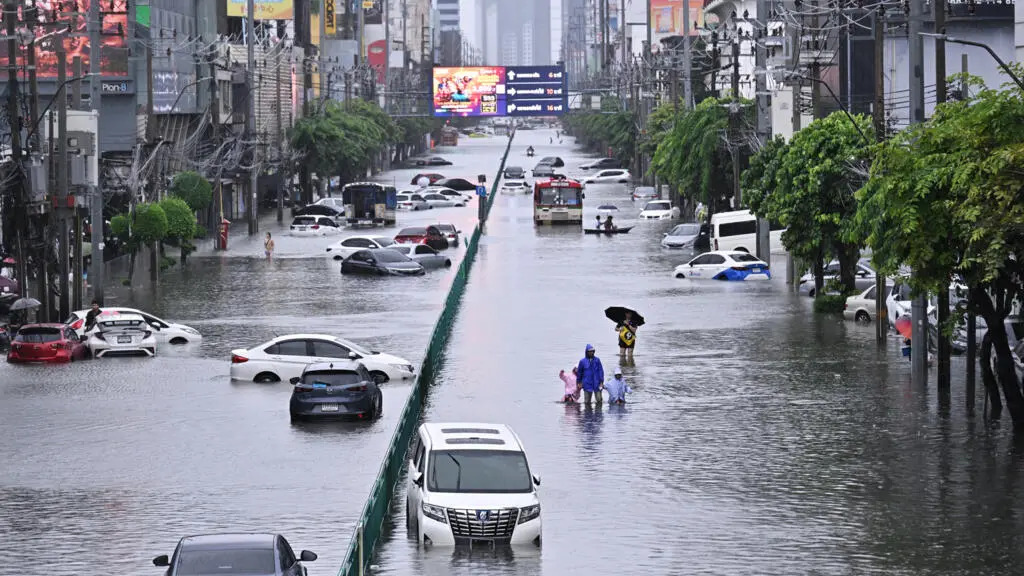 Bangkok floods force thousands into emergency shelters