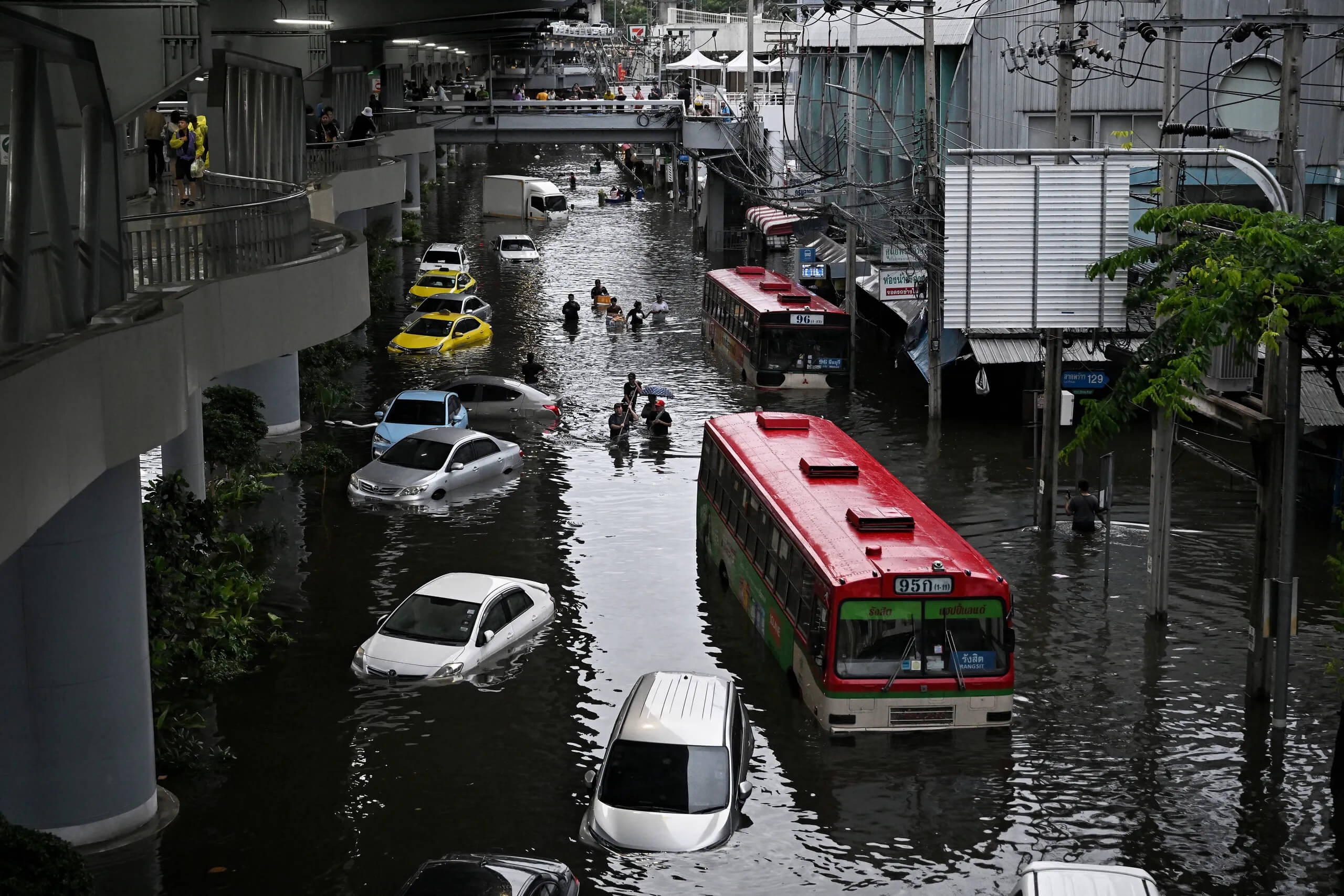 Thailand Floods Leave 23 Dead, Throw Bangkok Airport Into Chaos