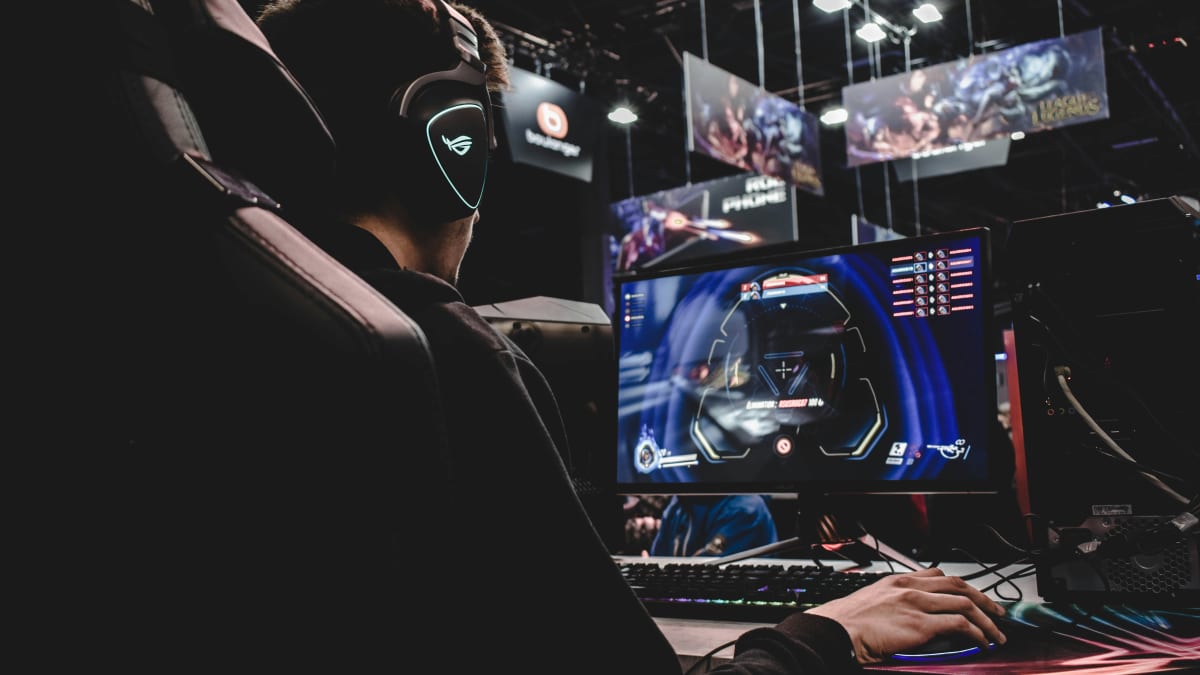 PC gaming setup used for a performance optimization guide