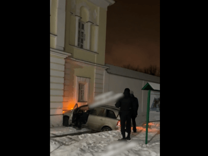 Машина протаранила храм на юге Подмосковья в Рождественскую ночь