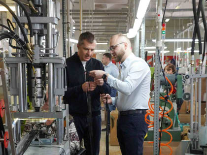 Владимир Волков посетил предприятие по производству швейной фурнитуры в Люберцах