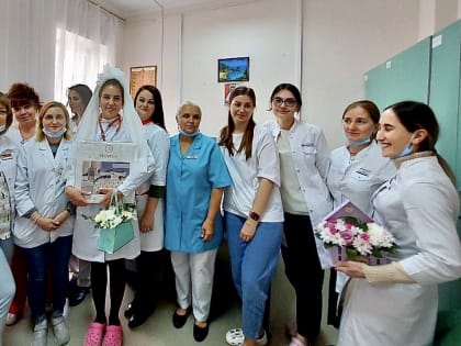 Сотрудники амбулатории Бутово Парк дружно поздравили свою коллегу, врача-терапевта Елизавету Кулабухову, с бракосочетанием