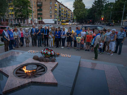 Подмосковные партийцы зажгли тысячи свечей в День памяти и скорби