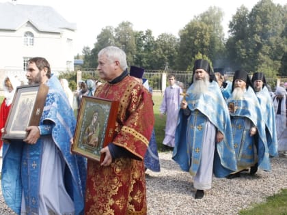 Престольный праздник отметили в храме Спаса Всемилостивого в Рузском округе    