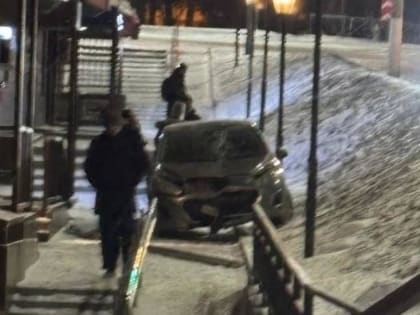 Иномарка вылетела на тротуар в подмосковном Чехове