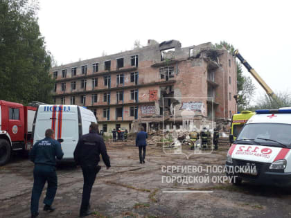 Под завалами здания бывшего пансионата находятся три человека