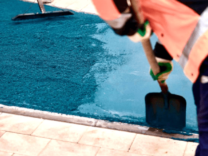 В Дубне установили синий асфальт и современные парковые диваны