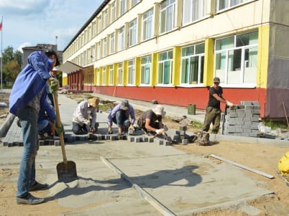 В Серпухове приводят в порядок пришкольные территории