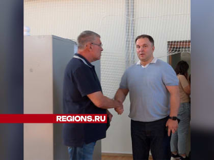 Глава округа наблюдает за голосованием в избирательных участках
