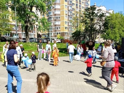 Старшая медицинская сестра Володарской амбулатории Елена Рогожкина приняла участие в открытии поселкового детского учебного центра «Мастер-Класс»