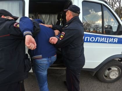 Пьяный мужчина напал на столичных полицейских