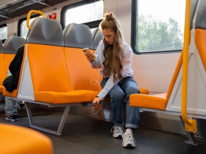 Новые зарядные устройства в электричках ДМЗ