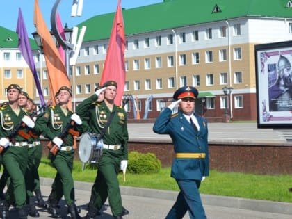 В Костроме курсанты военной академии отметили выпускной на лимузинах(ВИДЕО)