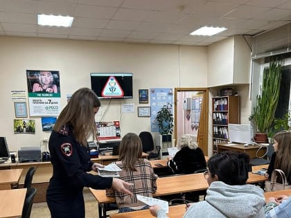 Инспектор по пропаганде Безопасности дорожного движения провела беседу с курсантами местной автошколы