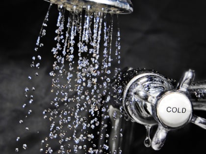 Эксперты объяснили, чем полезен холодный душ после тренировки