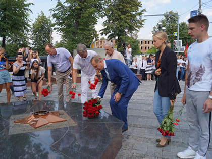 Единороссы из Люберец зажги мемориальные свечи в память об участниках ВОВ