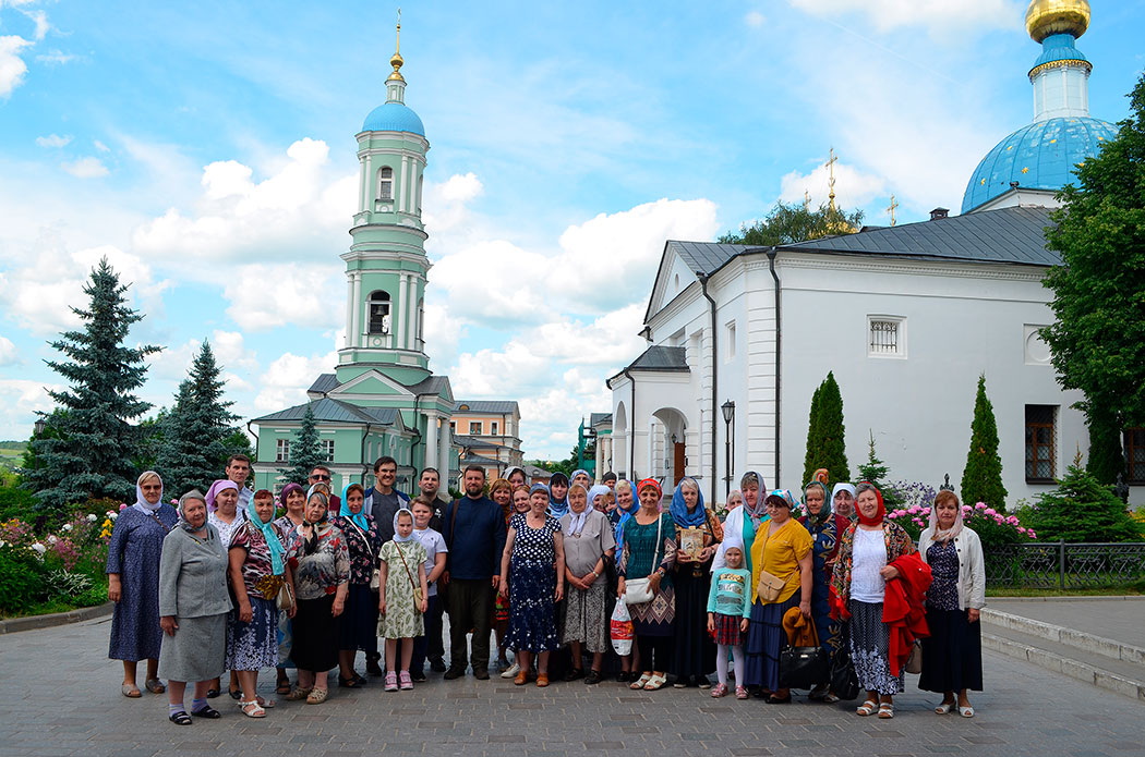 Паломничество в пустыню. Оптина пустынь паломники. Паломничество в Оптину пустынь. Оптина пустынь Церковь Спорительница хлебов. Паломнический центр Оптина пустынь.