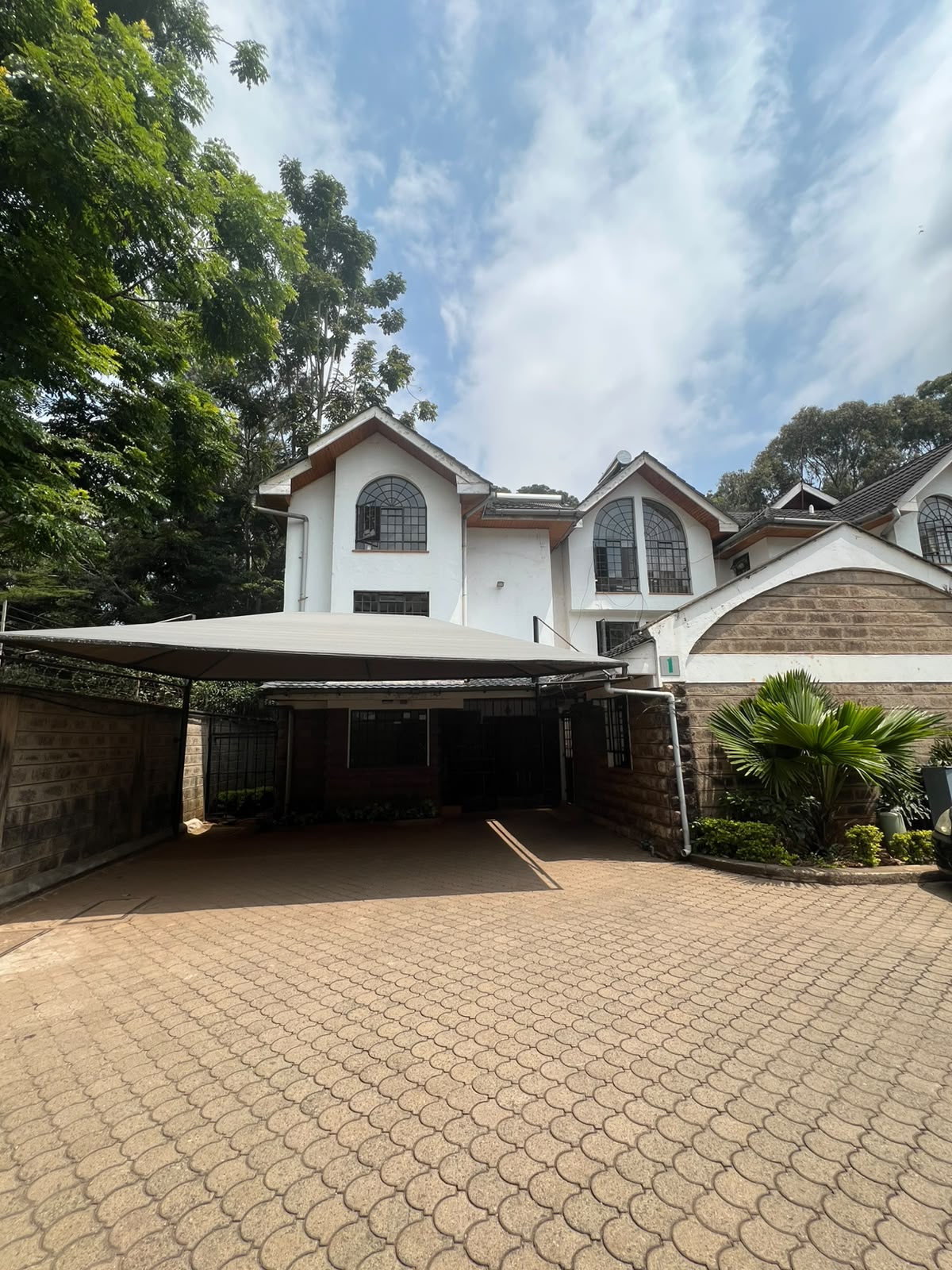5 Bedroom villa plus dsq for rent
