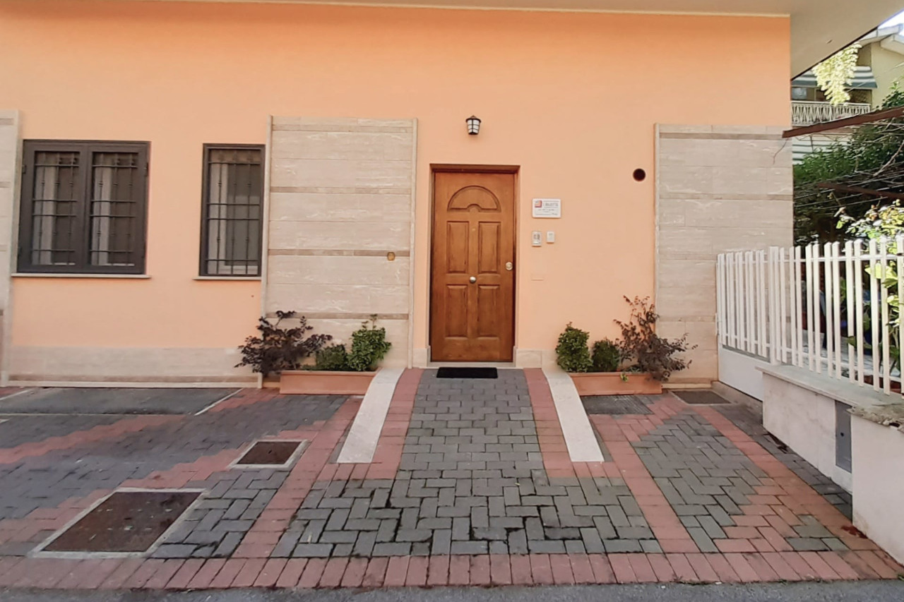 Vista esterna, ingresso indipendente e parcheggio riservato