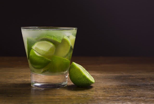  Dia da Cachaça: Receita de Caipirinha clássica de Limão