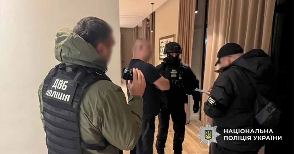 The Ukrainian police during the raid of the fugitive's house.
Source: npu.gov