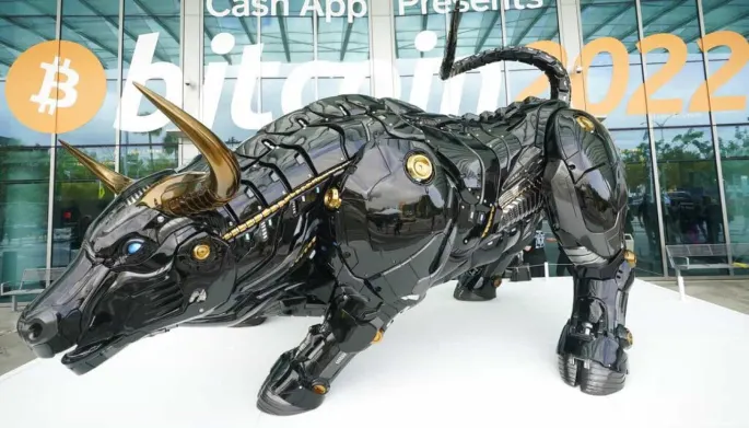 Miami Mayor Unveils Bullish Crypto Statue at Bitcoin Conference