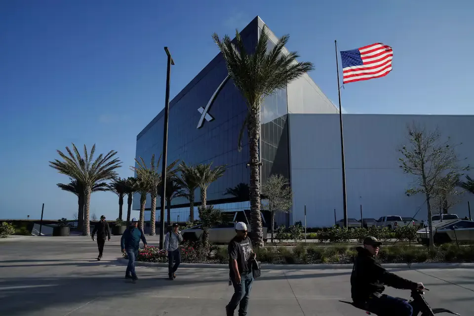 SpaceX facility with workers as IPO plans shift, impacting Robinhood stock outlook