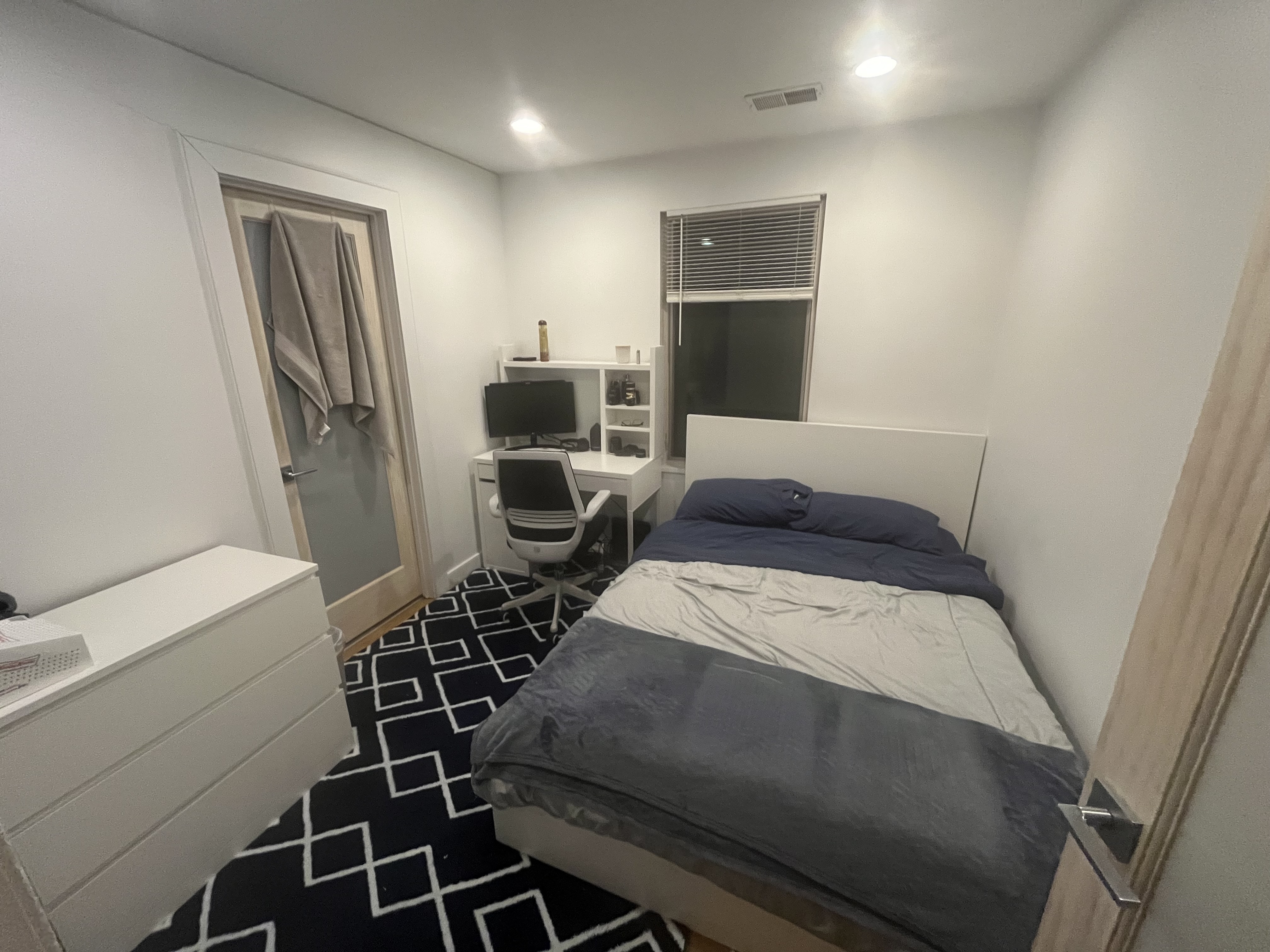 Single Bedroom with Semi Private Bathroom near ISBCC in Roxbury