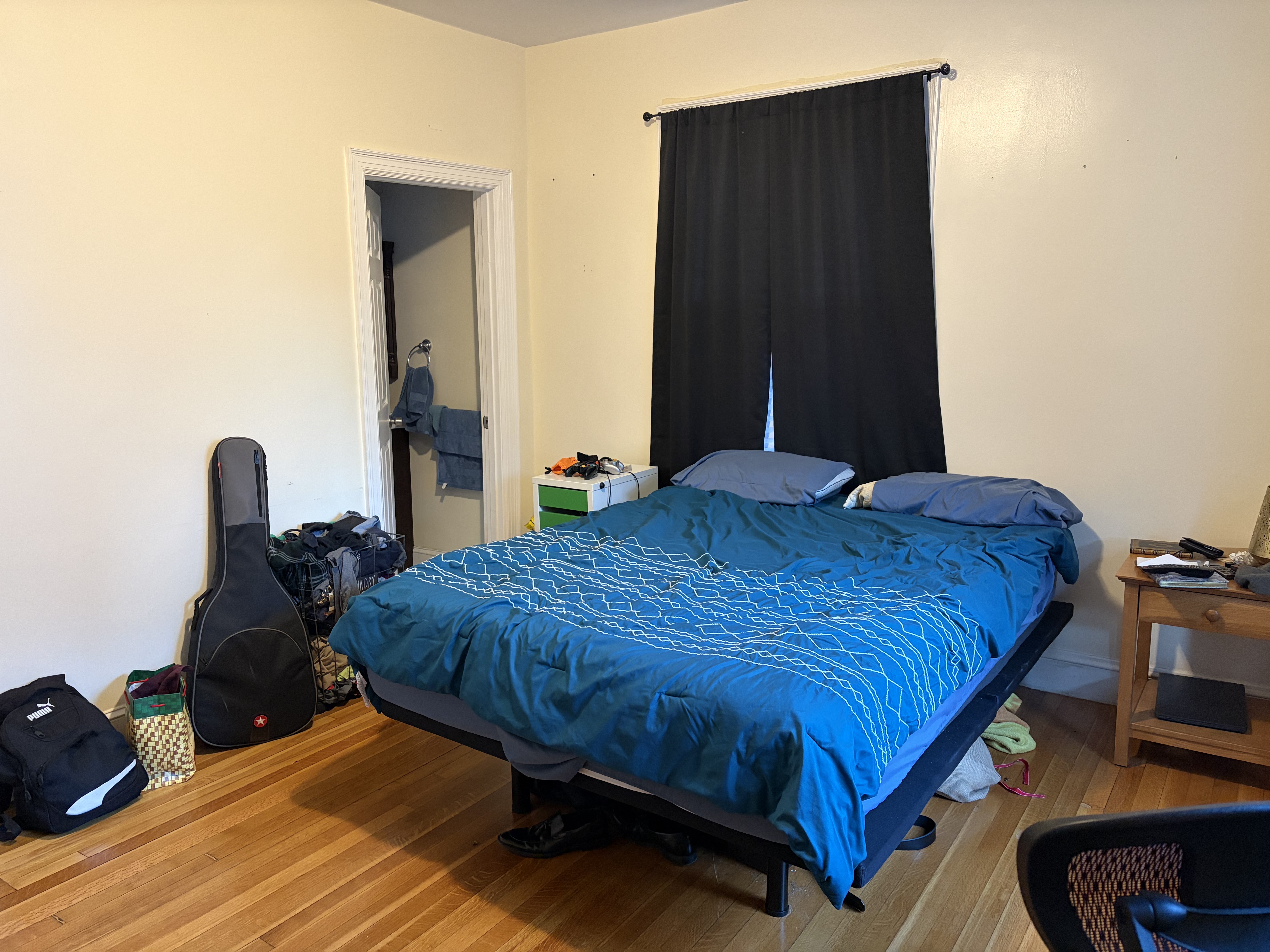 Spacious Private Room for Rent near Oak Square
