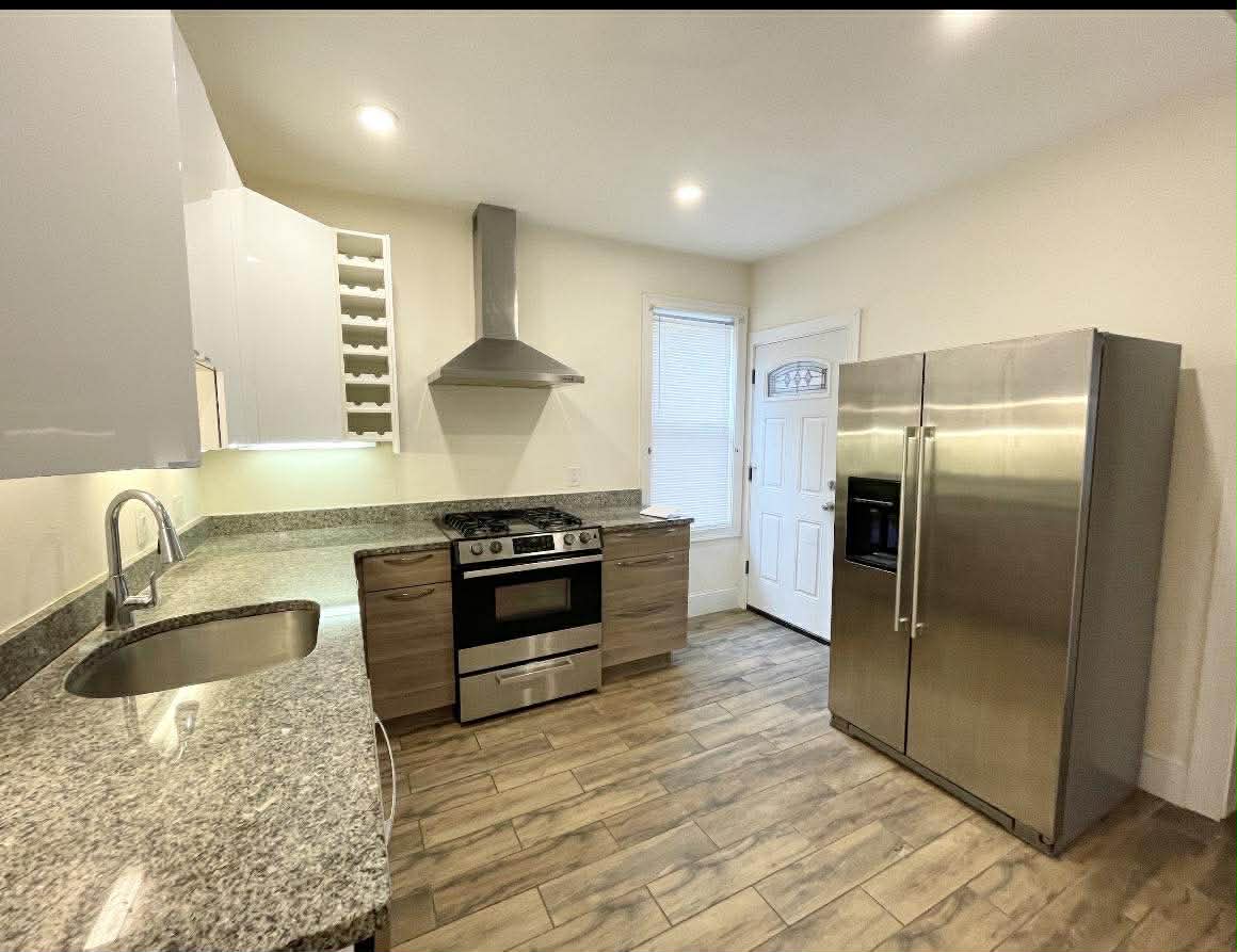 Spacious Private Room for Rent close to UMASS station 