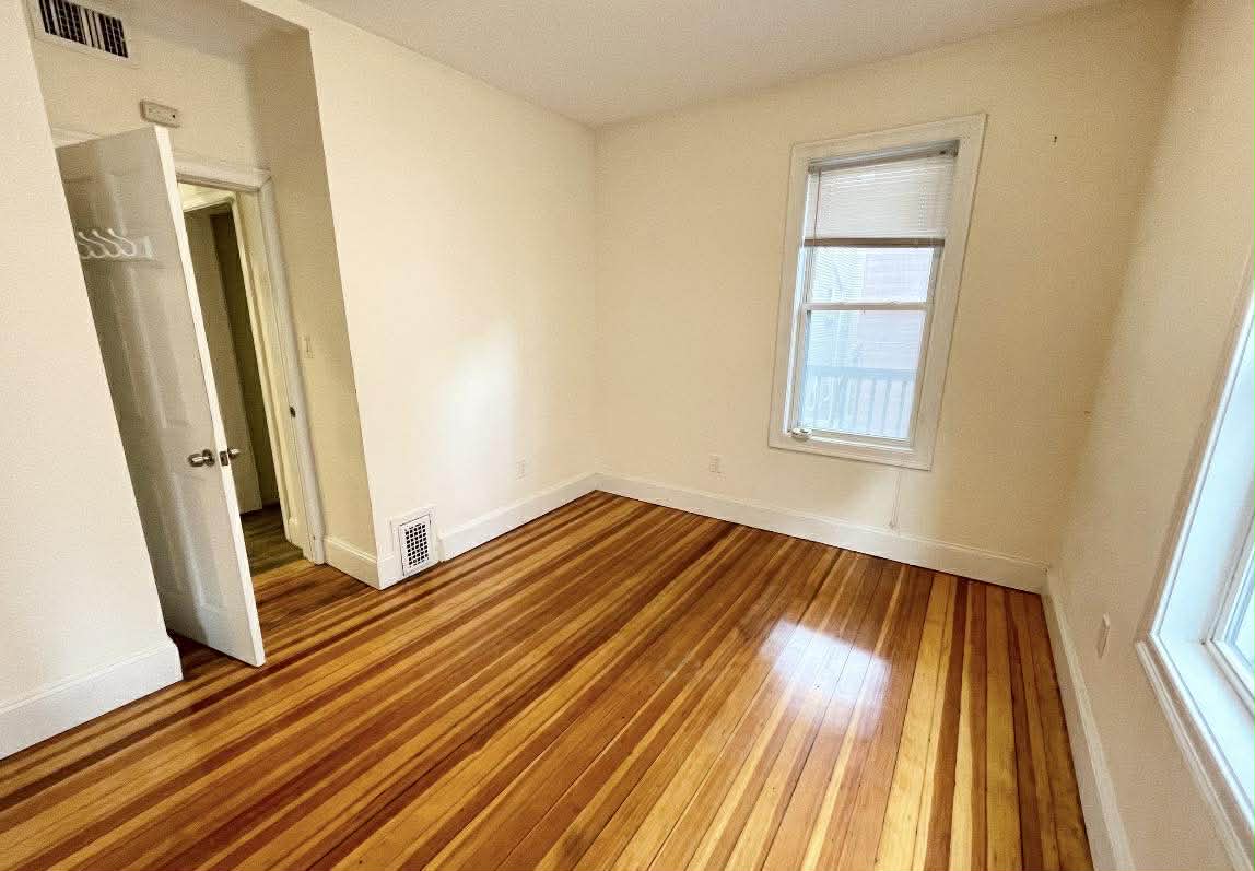 Spacious Private Room for Rent close to UMASS station 